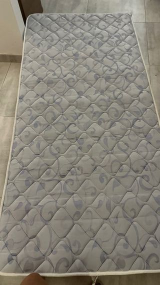 Cama y colchón negro/marrón