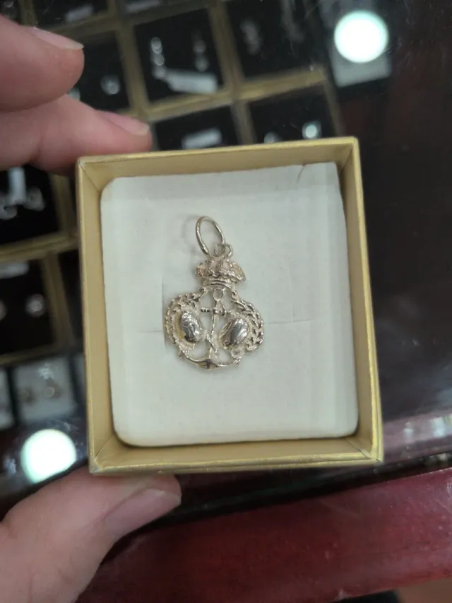 Escudo Hermandad Esperanza Triana Plata