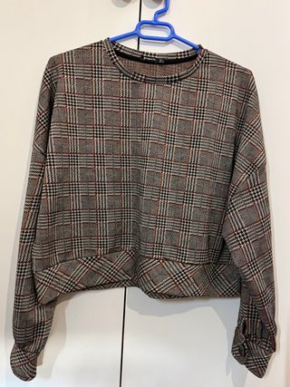 Sudadera Stradivarius cuadros gris y rojo.
