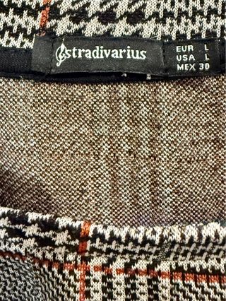 Sudadera Stradivarius cuadros gris y rojo.