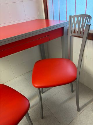 Mesa Cocina Roja y Sillas Metálicas