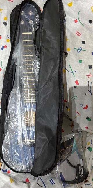 Ukelele azul con funda y accesorios