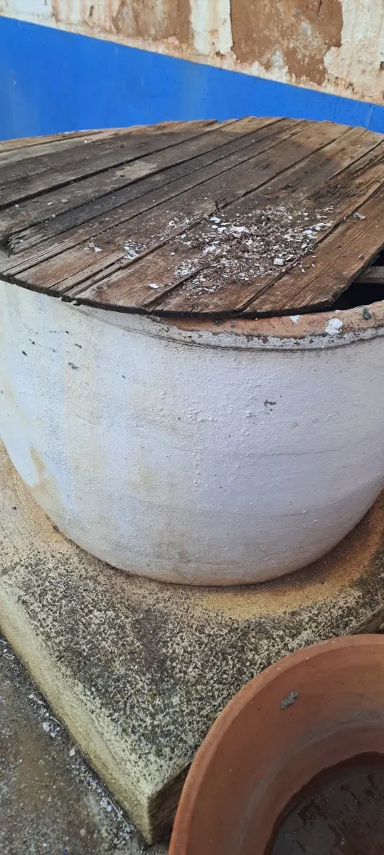 Tinaja antigua de barro