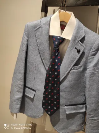 Traje de niño azul y blanco 
