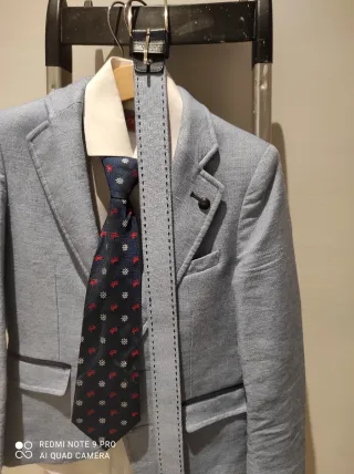 Traje de niño azul y blanco 