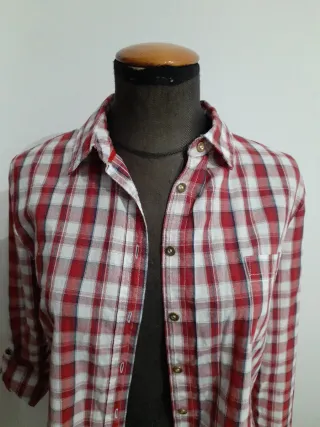 Camisa a cuadros roja y blanca