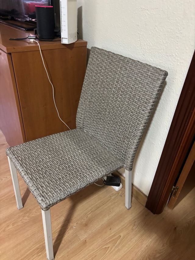 Silla de ratán sintético y metal