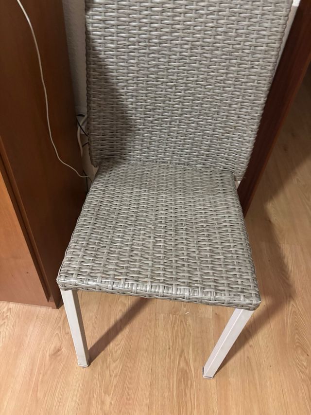 Silla de ratán sintético y metal