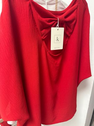 Blusa roja con colgante de pez