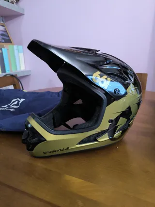 Casco Integral Sixsixone 661 Negro/Dorado. Talla S