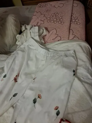 Pantalón flores  fondo blanco