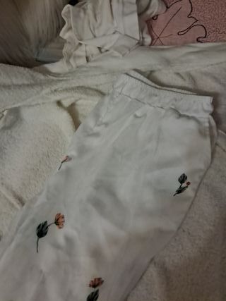Pantalón flores  fondo blanco