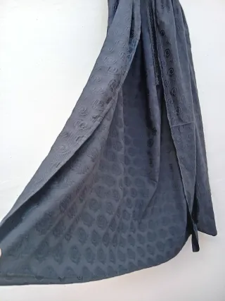Capa larga negra medieval con bordado