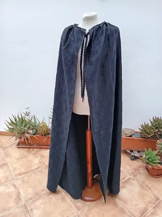 Capa larga negra medieval con bordado