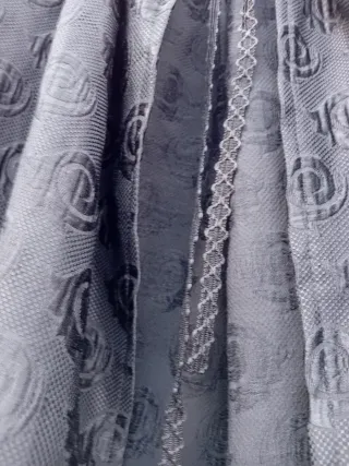Capa larga negra medieval con bordado