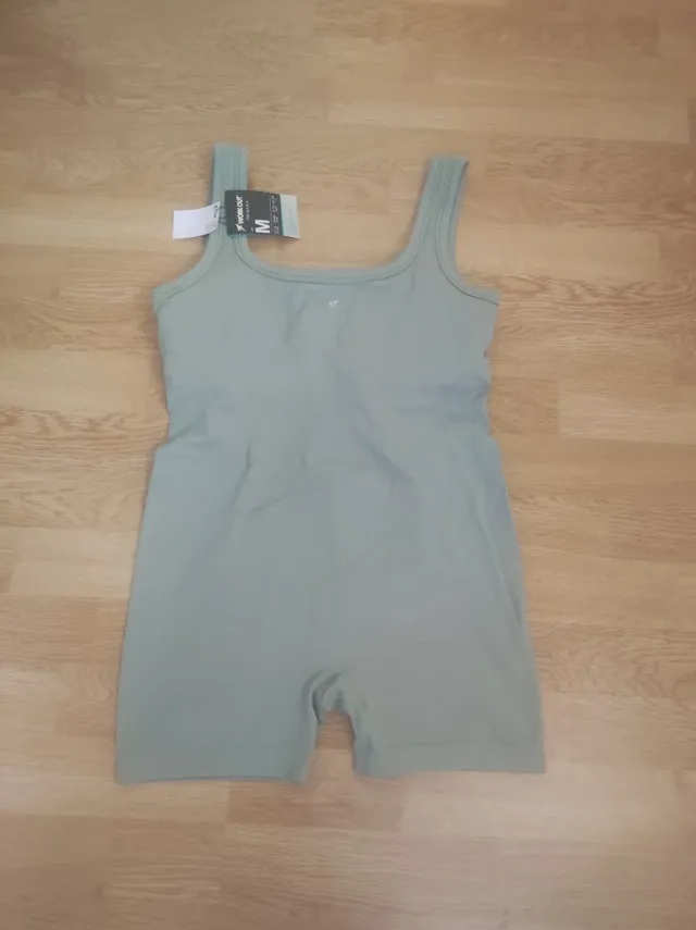 Mono deportivo verde