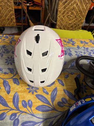 Casco de esquí blanco con estrellas rosas