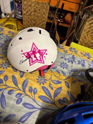 Casco de esquí blanco con estrellas rosas