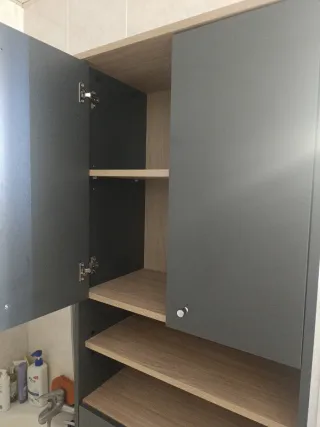 Mueble de baño alto gris y madera