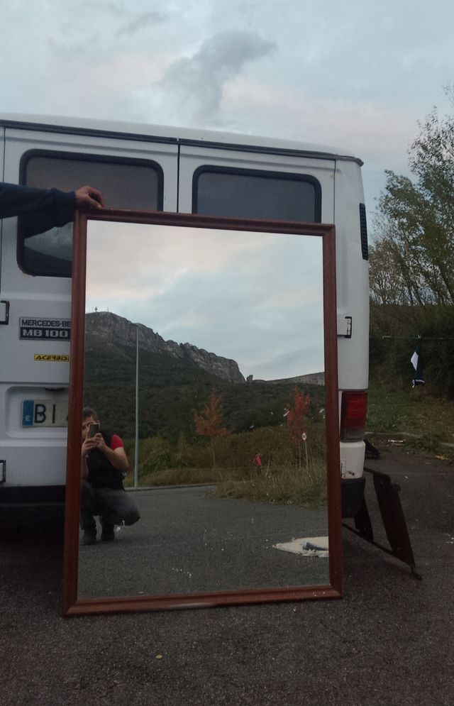 Espejo grande de madera y cristal