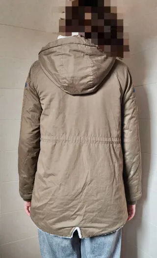 Parka chica caqui con bordados