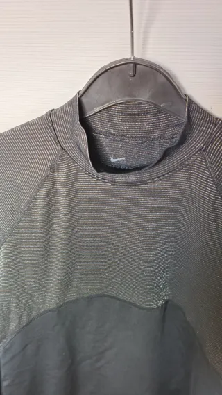 Camiseta manga larga plateada y negra