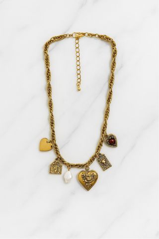 Collana con ciondoli dorati