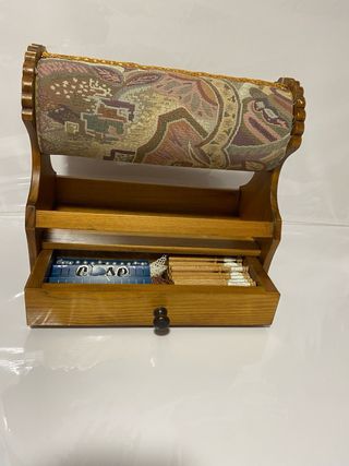 Bolillero de madera con cajón