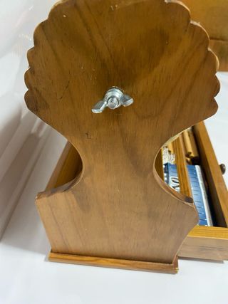 Bolillero de madera con cajón