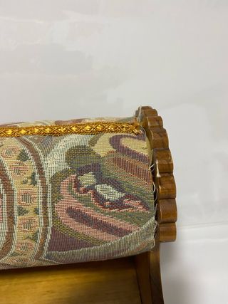 Bolillero de madera con cajón