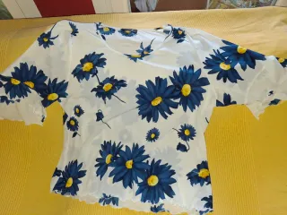 Camiseta vaporosa flores azul y blanco