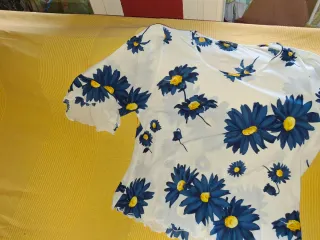 Camiseta vaporosa flores azul y blanco