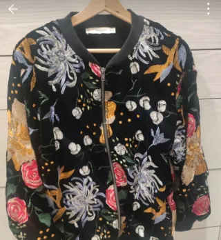 Bomber Mango terciopelo bordado