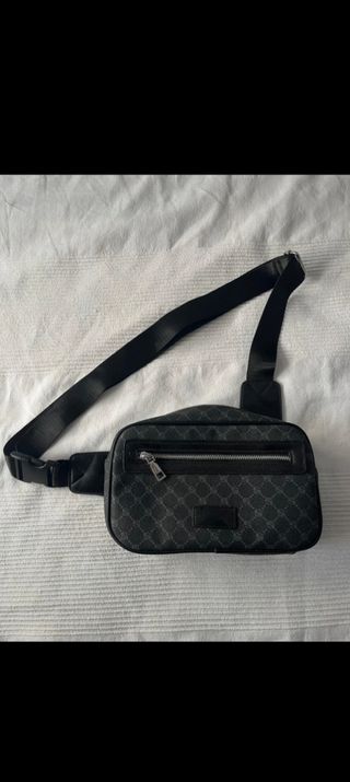 Riñonera negra con estampado