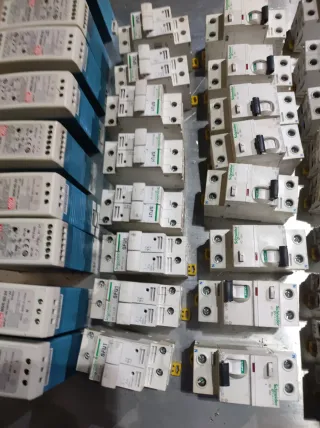 Lote material eléctrico industrial