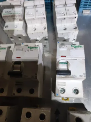 Lote material eléctrico industrial