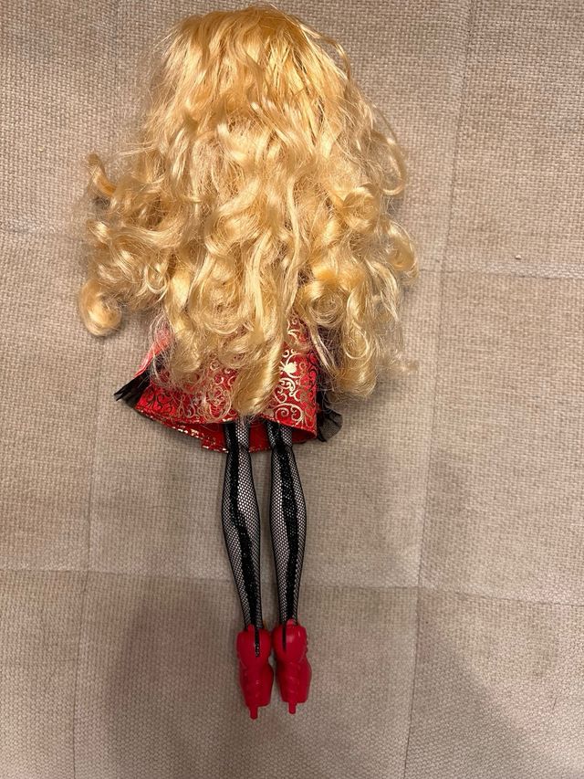 Bambola bianca Ever After High Apple