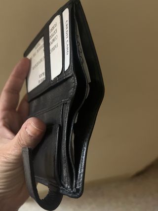 Cartera de piel negra