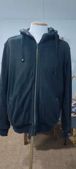 Sudadera con capucha negra