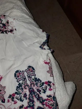 Blusa floral azul y blanca manga corta