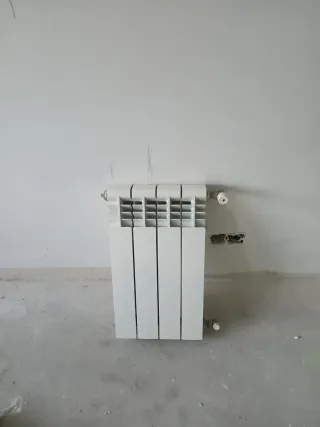 Radiador de agua metálico blanco