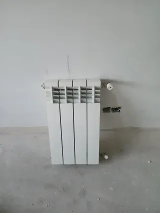 Radiador de agua metálico blanco