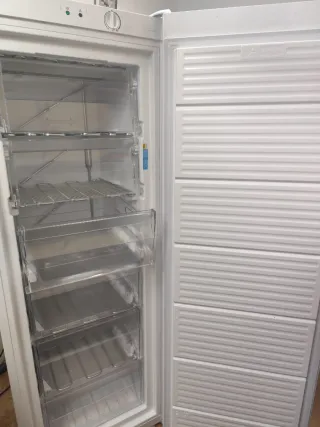 Congelador Vertical Indesit 
4 cajones+2 abatibles