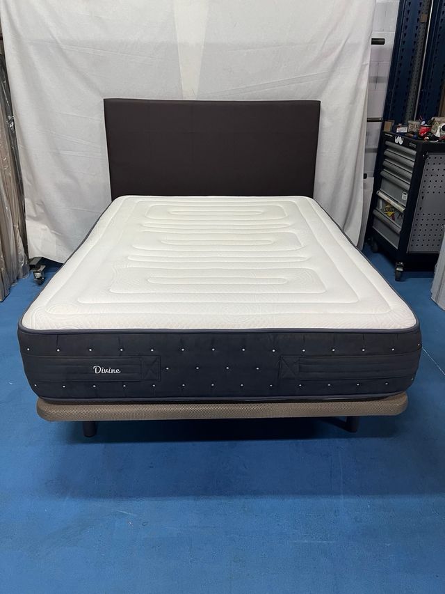 Base imbottita e materasso in memory foam 135x180