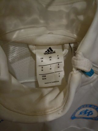 Sudadera Adidas y zapatillas grises