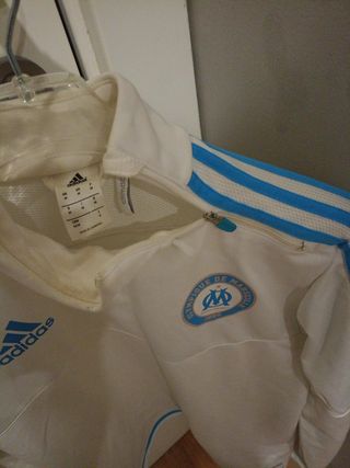 Sudadera Adidas y zapatillas grises