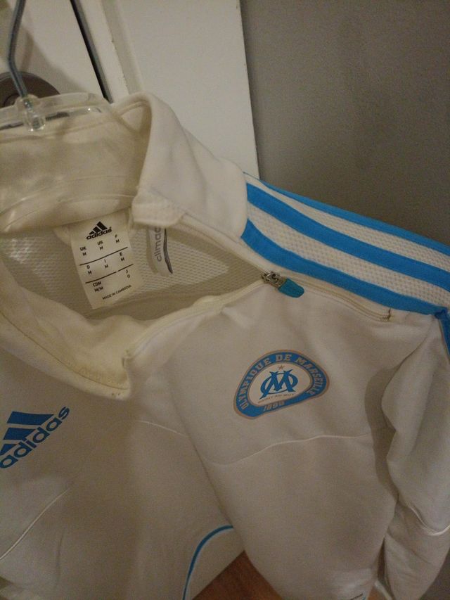 Sudadera Adidas y zapatillas grises