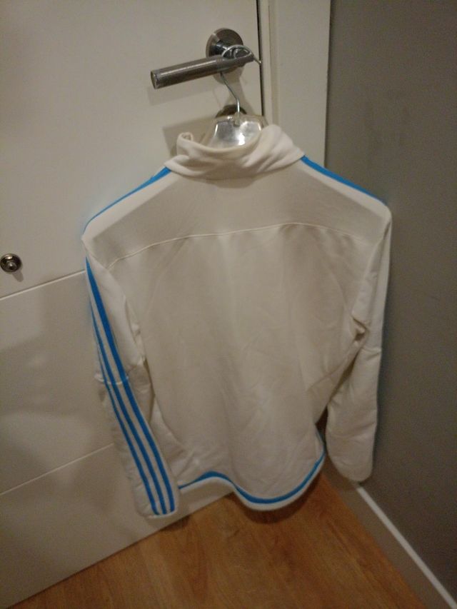 Sudadera Adidas y zapatillas grises