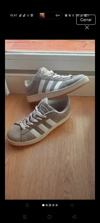 Sudadera Adidas y zapatillas grises