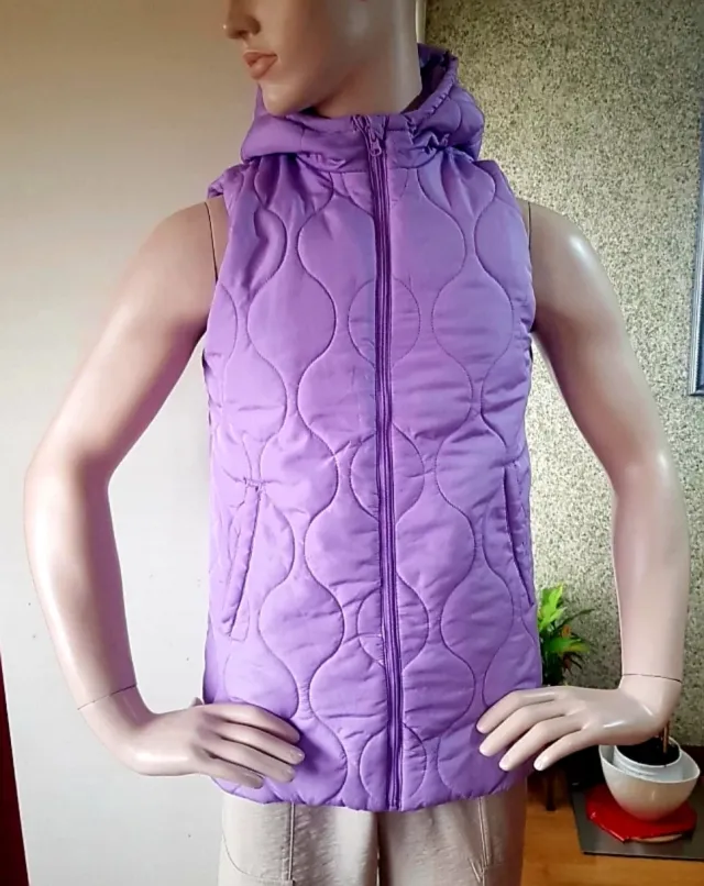 Chaleco acolchado con capucha morado Talla M